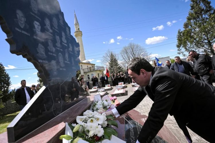Kurti kujton vik*timat e ma*sakrave të prillit: Nderojmë trimërinë e UÇK-së