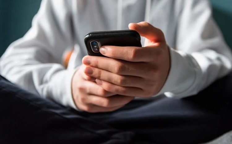 Gati gjysma e adoleshentëve amerikanë mendojnë se mediat sociale ndikojnë keq te shëndeti mendor