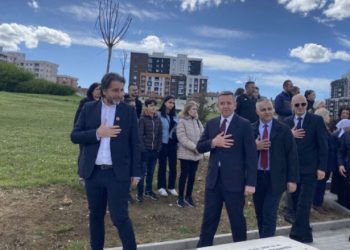 Nderohen dëshmorët e Komunës së Prishtinës, krerët institucional bëjnë homazhe te varrezat