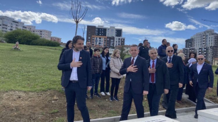 Nderohen dëshmorët e Komunës së Prishtinës, krerët institucional bëjnë homazhe te varrezat