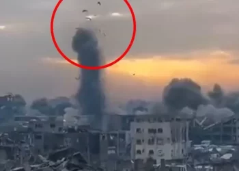 Trupat hidhen lart në ajër nga bombardimet izraelite në Gaza (18+)