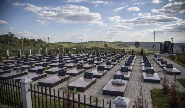Osmani kujton masakrën e Rezallës: Nuk ndalemi së kërkuari drejtësi