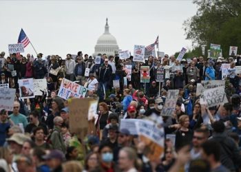 “Duart larg demokracisë”: Protesta mbarëkombëtare në SHBA kundër Trumpit dhe Muskut