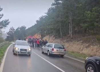 150 serbë nga Kosova në këmbë për në mitingun e shov*nistit Vuçiq në Beograd