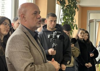 Fillon trajnimi për prindërit rreth kujdesit për foshnjat e tyre