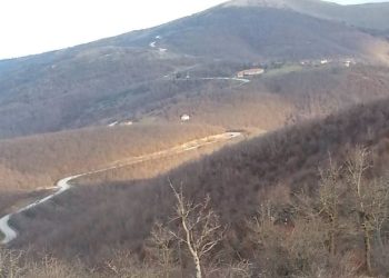 Dëmtohen shenjat e trafikut nga predhat e armëve në Zllash të Prishtinës