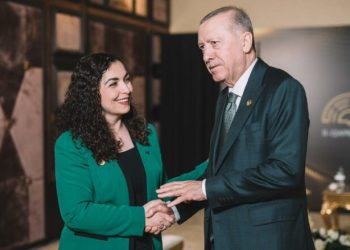 “Po harroni turqishten”, Erdogan batuta me Osmanin – presidentja i përgjigjet në turqisht “më duhet të praktikoj me ju”