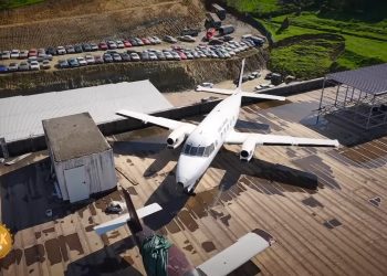 Aeroplani në kulm e mbi 200 vetura në tokë – njihuni me koleksionuesin e veçantë shqiptar (VIDEO)