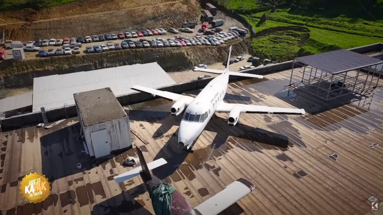 Aeroplani në kulm e mbi 200 vetura në tokë – njihuni me koleksionuesin e veçantë shqiptar (VIDEO)