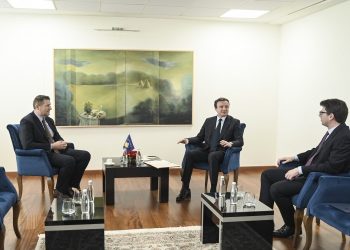 Kurti riemëron Agron Llugaliun, drejtor të Doganës së Kosovës
