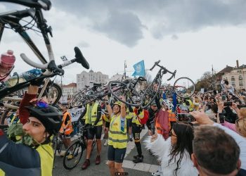 Studentët serbë në Strasburg me biçikletë për protestat antiqeveritare