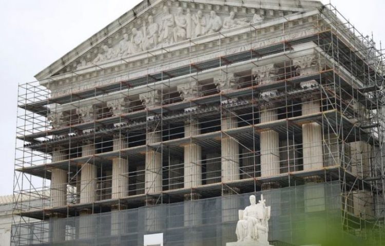 Gjykata e Lartë në SHBA ndalon përkohësisht dëbimet e emigrantëve