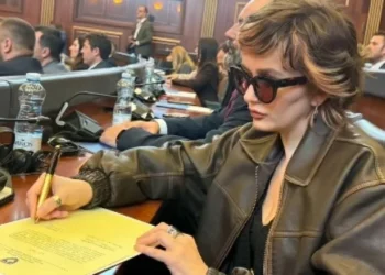 Me xhaketë lëkure dhe syze dielli, Adriana Matoshi betohet si deputete: Për angazhim dhe dashuri për vendin tim
