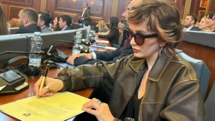 Me xhaketë lëkure dhe syze dielli, Adriana Matoshi betohet si deputete: Për angazhim dhe dashuri për vendin tim