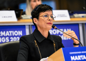 Komisionerja evropiane Kos bën thirrje për përmbajtje në Serbi