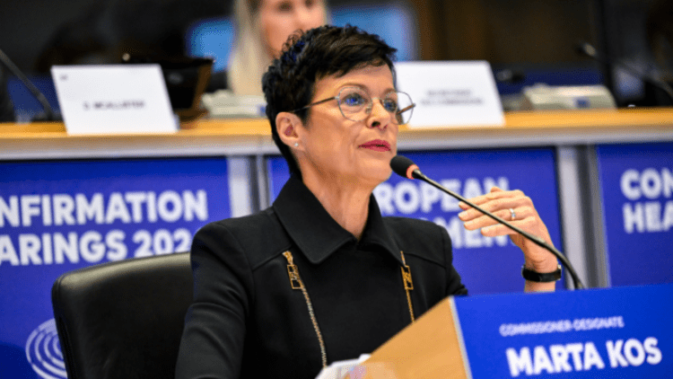 Komisionerja evropiane Kos bën thirrje për përmbajtje në Serbi