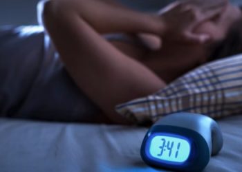 Flini më pak se gjashtë orë gjumë? Ja çfarë i ndodh trupit tuaj