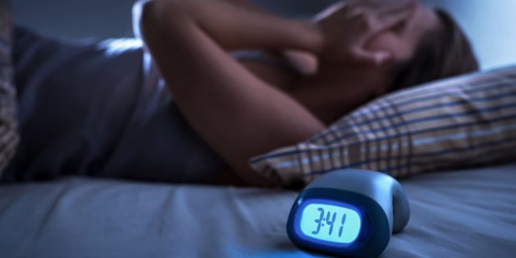 Flini më pak se gjashtë orë gjumë? Ja çfarë i ndodh trupit tuaj