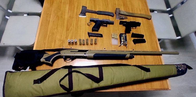 Gjuajtën me armë zjarri derisa ishin në piknik, policia i shoqëroi në stacion dhe u konfiskoi municionin