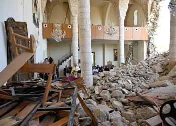 Të krishterët në Gaza e kalojnë Pashkën duke u lutur për paqe mes sulmeve brutale izraelite