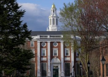 Universiteti i Harvardit padit administratën Trump për të ndalur ngrirjen e fondeve