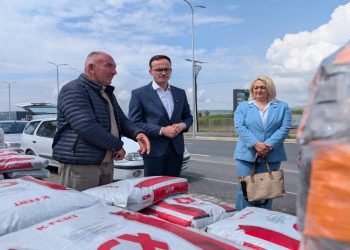Komuna e Gjilanit, shpërndanë farë misri e pleh artificial për 743 fermerë