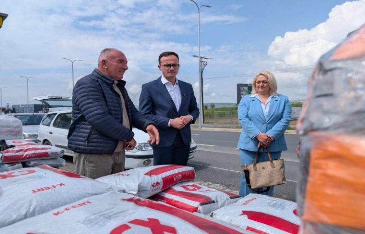 Komuna e Gjilanit, shpërndanë farë misri e pleh artificial për 743 fermerë