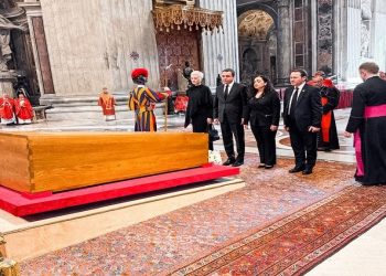 Kurti nderon Papa Françeskun në ceremoninë mortore në Vatikan