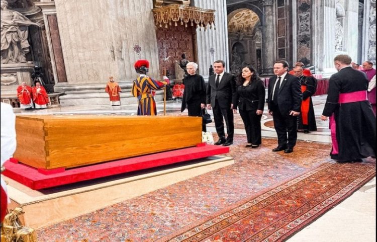 Kurti nderon Papa Françeskun në ceremoninë mortore në Vatikan