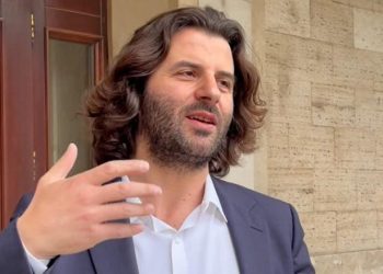 Deputetët nisin të mblidhen në Kuvend, Kraki kërkon nga opozita të mos bllokojnë konstituimin e legjislaturës së nëntë