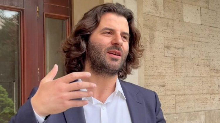 Deputetët nisin të mblidhen në Kuvend, Kraki kërkon nga opozita të mos bllokojnë konstituimin e legjislaturës së nëntë