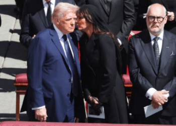 Një lexues buzësh zbuloi fjalët që Melania i pëshpëriti Trumpit në funeralin e Papës