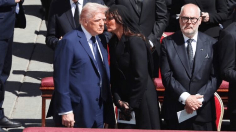 Një lexues buzësh zbuloi fjalët që Melania i pëshpëriti Trumpit në funeralin e Papës