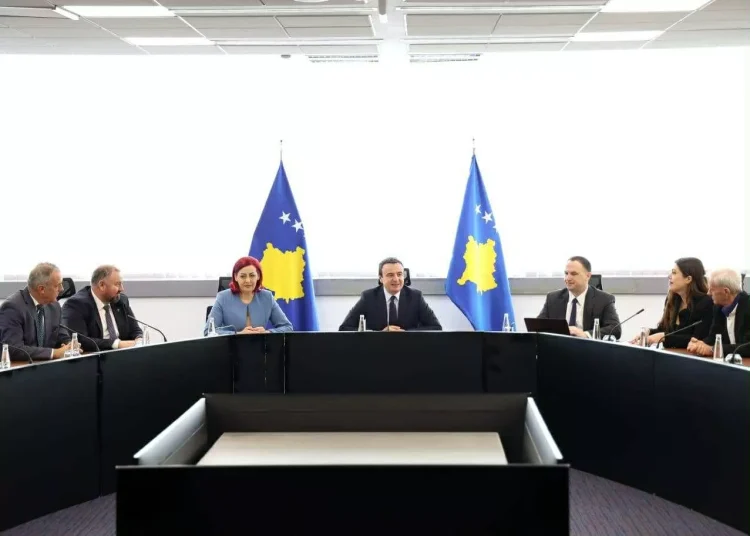 Kamarja Ekonomike e Bosnjës me 40 kompanitë më të shquara atje vizitojnë Kosovën, priten në takim nga Kurti e Rexhepi