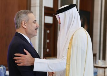 Ministri i Jashtëm turk takohet me emirin dhe me kryeministrin e Katarit në Doha