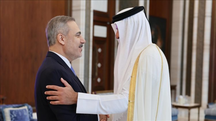 Ministri i Jashtëm turk takohet me emirin dhe me kryeministrin e Katarit në Doha