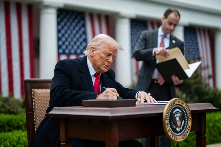 Në vetëm 100 ditë – Trump e çoi ekonominë amerikane në prag të një krize