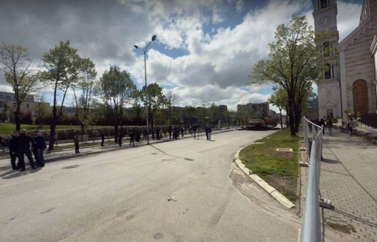 Rinisin punimet në sheshin “Xhorxh Bush” përkundër ndalesës nga ITK