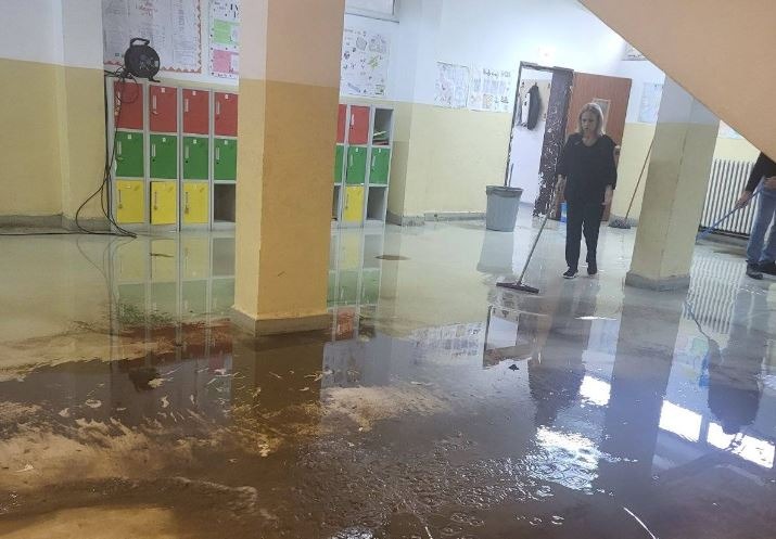 Vërshime në Shkollën “Ismail Qemali” në Prishtinë (FOTO)