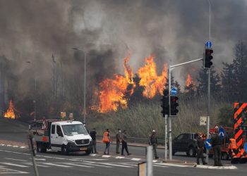 Zjarret në Izrael detyrojnë evakuime dhe mbylljen e rrugëve në Ditën e Përkujtimit