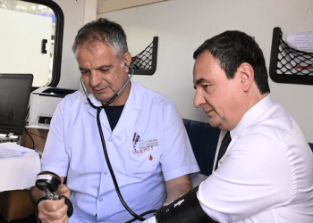 Pas homazheve në nderim të dëshmorëve, Kryeministri Kurti dhuron gjak