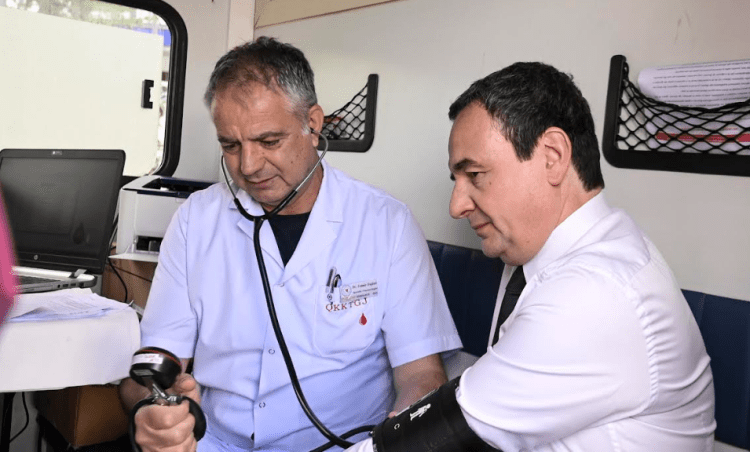 Pas homazheve në nderim të dëshmorëve, Kryeministri Kurti dhuron gjak