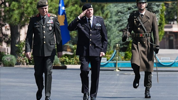 Shefi i Shtabit të Përgjithshëm të Turkiyes priti në takim homologun e tij nga Kosova