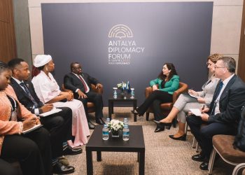 Osmani takon presidentin e Sierra Leones, shkëmbejnë ftesat për vizita në të dy vendet