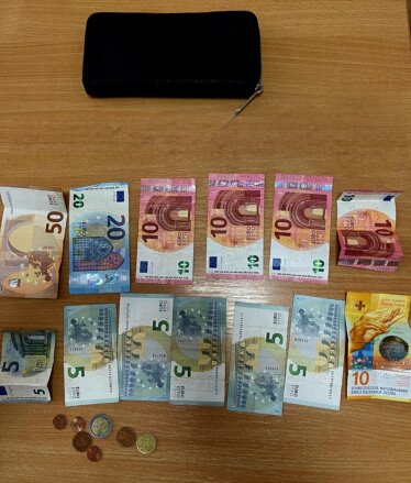 Qytetari nga Shtimja dorëzon në polici një portofol të gjetur me dokumente dhe para