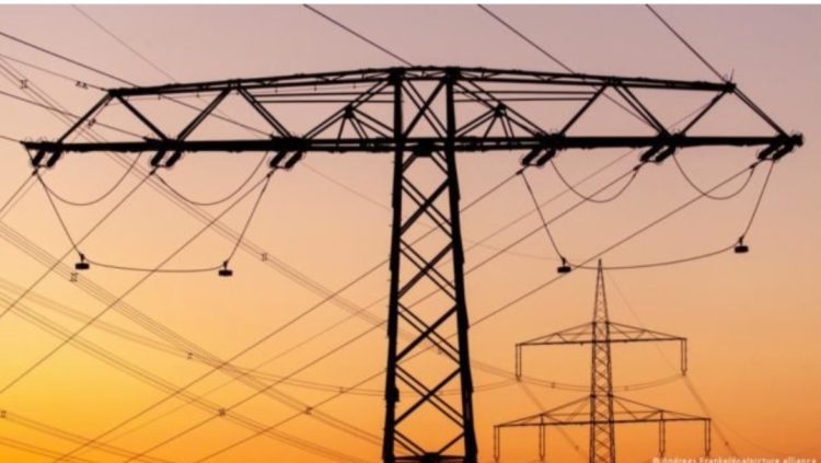 Stuhi të forta në Pensilvani, rreth 450,000 banorë pa energji elektrike