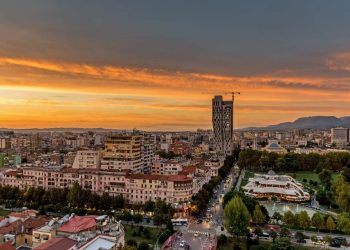 Raporti i OKB: Shqipëria e para në botë për rënie të lindjeve si pasojë e emigrimit