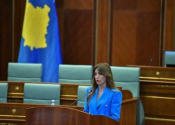 Dështon zgjedhja e Albulena Haxhiut si kryeparlamentare