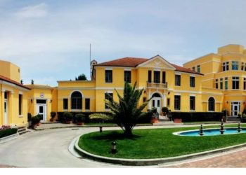 Ambasada Amerikane paralajmëron qytetarët: Mos përdorni agjenci për aplikimin e vizave, aplikoni vetë dhe mbrojeni veten