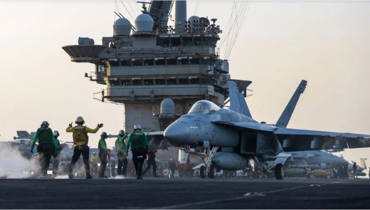 SHBA humb avionin 60 milion dollarë, ra në det nga luftanija